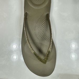 NWT/box fit flop size 10 green rhinestone sandal